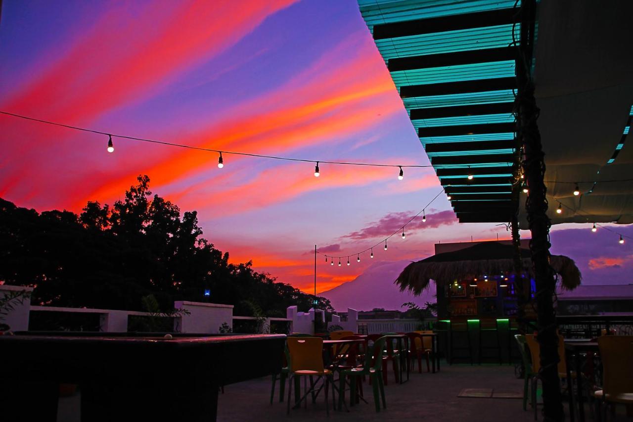 Antwet Backpacker'S Inn & Rooftop Bar Dumaguete City Экстерьер фото